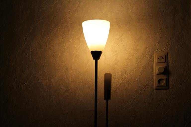 design lampy v pokoji a možnosti umístění zásuvek a vypínačů