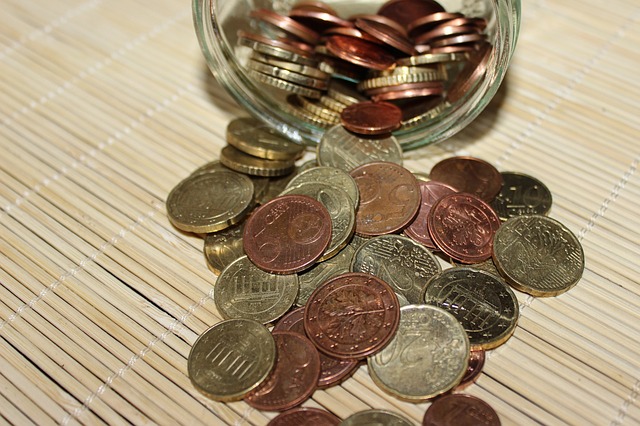 sklenice drobných euromincí