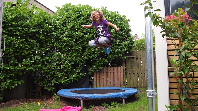 děvče při skoku na trampolíně